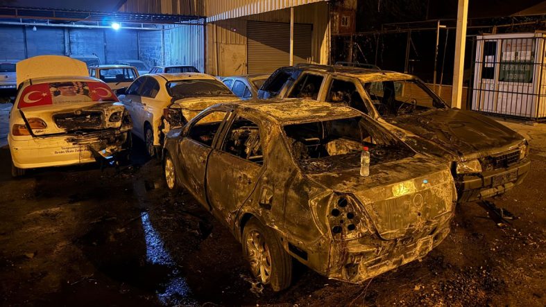 Mersin'de kimliği belirsiz bir kişi park halindeki 5 aracı kundakladı