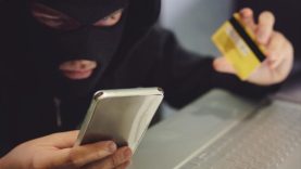 Kendisini dolandırmaya çalışanları dolandırdı