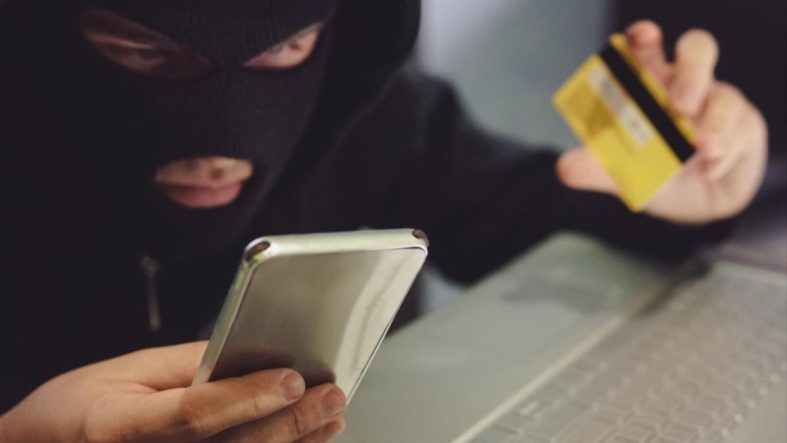 Kendisini dolandırmaya çalışanları dolandırdı