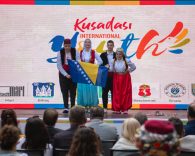 KUŞADASI’NDAN DÜNYAYA BARIŞ, DOSTLUK VE KARDEŞLİK MESAJLARI YOLLANDI