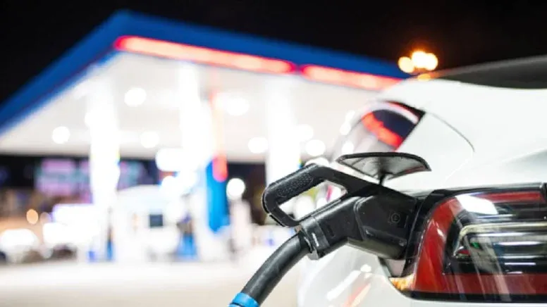 Türkiye'de 600'den fazla akaryakıt istasyonu bulunan petrol devi satışa çıkarıldı