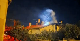 Ankara’da iki katlı binada yangın: 2 kişi dumandan etkilendi