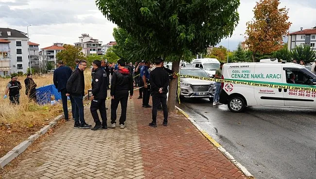 denizlide-korkunc-olay-aracindan-inip-oturdugu-bankta-canina-kiydi-1759609146090.jpeg