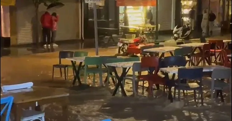 İzmir Çeşme’de sağanak sele dönüştü: Ev ve iş yerlerini su bastı!