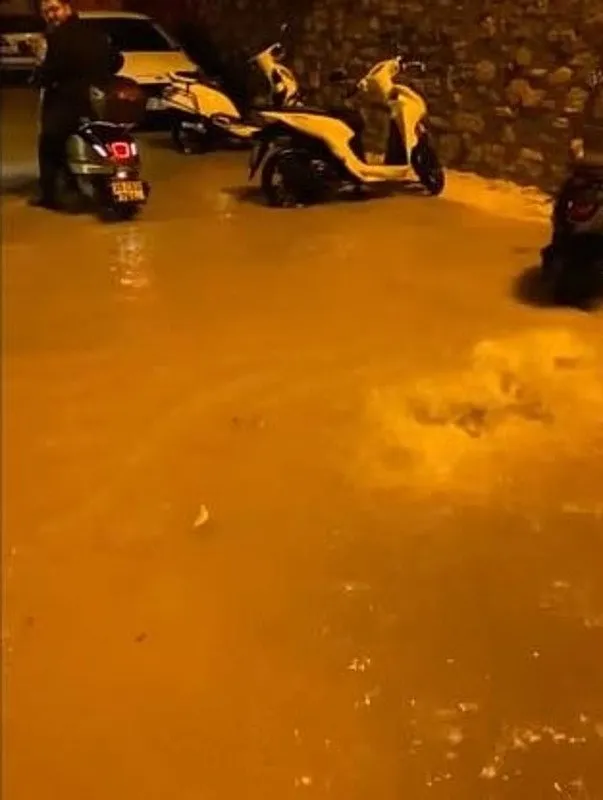 izmir-cesmede-saganak-sele-donustu-ev-ve-is-yerlerini-su-basti-1759875812897.jpeg