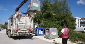 Küçük Melisa her gün aynı heyecanla çöp kamyonunu karşılıyor