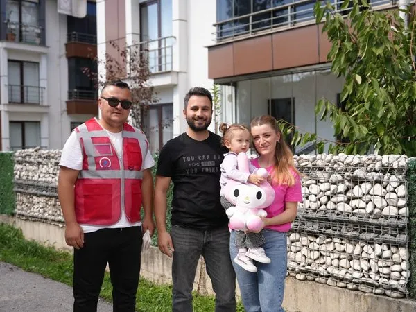 kucuk-melisa-her-gun-ayni-heyecanla-cop-kamyonunu-karsiliyor-1758545058066.jpg