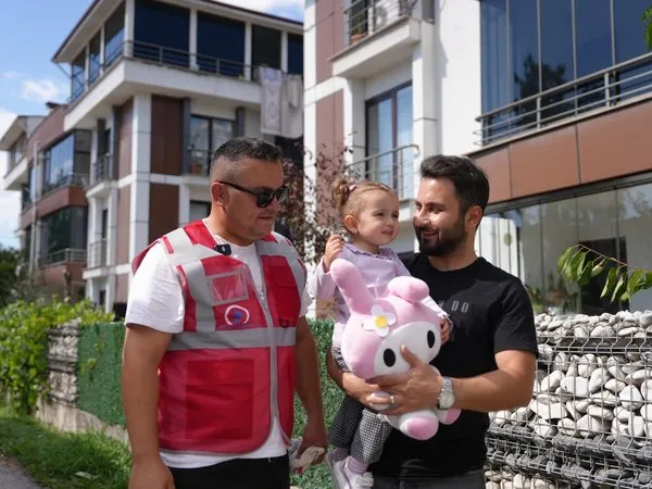 kucuk-melisa-her-gun-ayni-heyecanla-cop-kamyonunu-karsiliyor-1758545069101.jpg