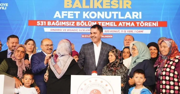 Sındırgılı köylüler kendi evlerinin temelini Bakan Kurum ile birlikte attı