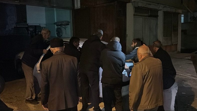 Garajda otomobilin içinde ölü bulundu