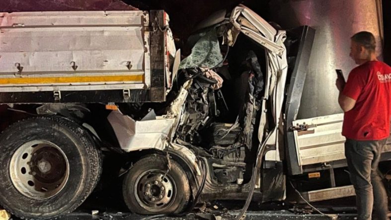 Süt toplama aracı TIR’a ok gibi saplandı: 1 ölü