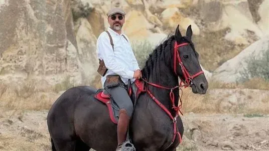 İş insanı at sürerken elektrik direğine çarparak can verdi