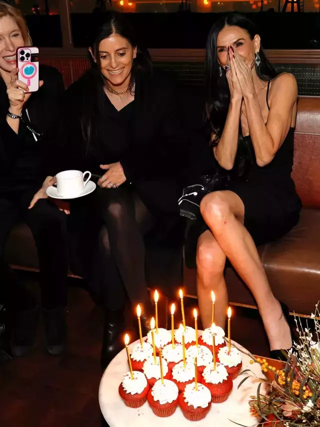 Kim der 63 yaşında? Ünlü yıldız galada göz kamaştırdı