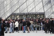 Louvre müzesine girişe yüzde 45 zam