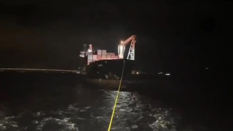 Çanakkale Boğazı'nda arızalanan gemi kurtarıldı