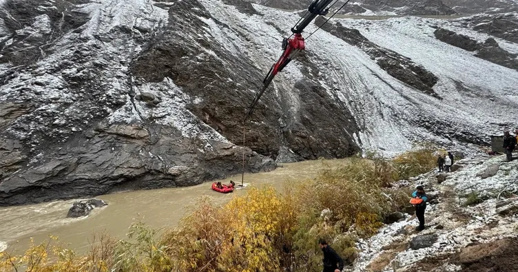 Hakkari’de araç Zap Suyu'na yuvarlandı: 2 kişi hayatını kaybetti