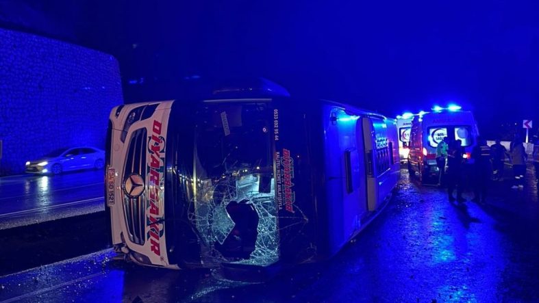Osmaniye’de yolcu otobüsü devrildi! Yaralılar var
