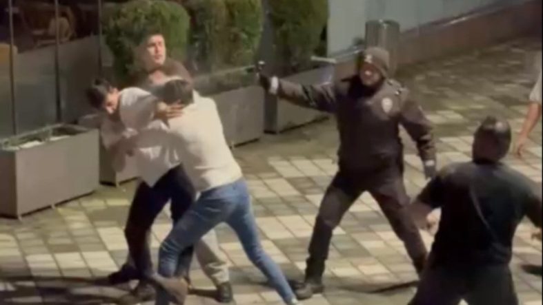 Tekme tokat kavga ettiler! Polis havaya ateş ederek ayırabildi
