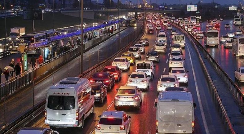İstanbul trafiğinde yoğunluk yüzde 85'e çıktı! İşte bölge bölge son durum