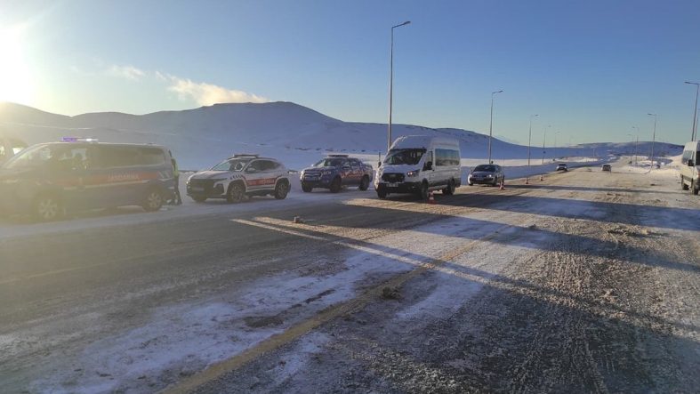 Yolcu minibüsü ile ticari taksi çarpıştı: 1'i ağır 16 yaralı