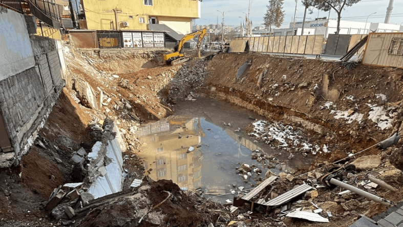 Temel kazısında binanın istinat duvarı çöktü; 150 kişi tahliye edildi