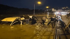 Aydın'da felaket: İçinde 20 kişi olan minibüs suya gömüldü