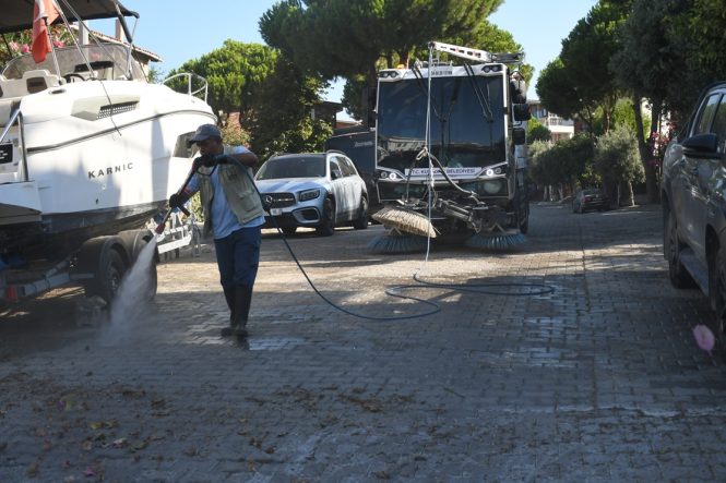 KUŞADASI BELEDİYESİ TEMİZLİK VE HİJYEN ÇALIŞMALARINA ARALIKSIZ DEVAM EDİYOR (7)