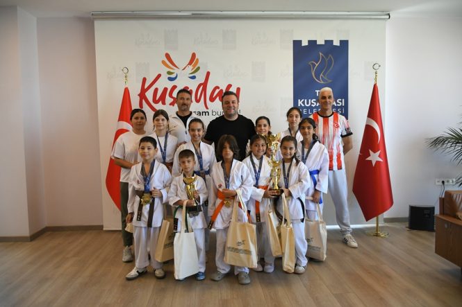 KUŞADASI'NIN KARATE EKİBİ BAŞARILARINI BAŞKAN VEKİLİ TAHSİN DEMİRTAŞ İLE PAYLAŞTI (4)