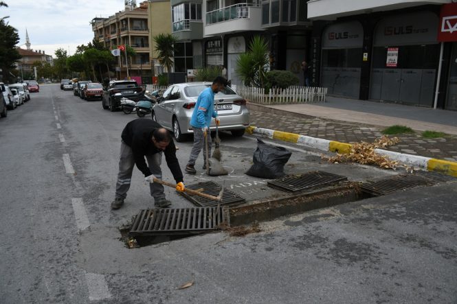KUŞADASI’NDA FIRTINA SONRASI EKİPLER SAHAYA İNDİ (4)